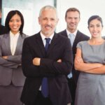 Professionelles Team aus Geschäftsleuten in Anzügen, symbolisiert Unternehmensnachfolge & Zusammenarbeit