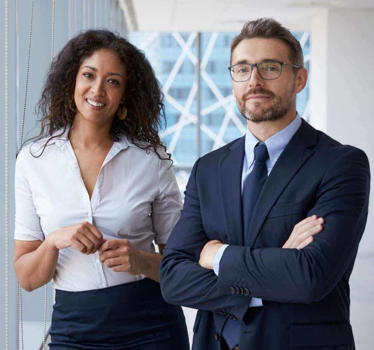 Professionelles Team aus Geschäftsleuten in Anzügen, symbolisiert Unternehmensnachfolge & Zusammenarbeit